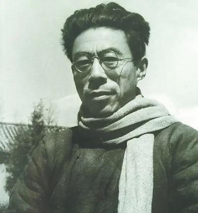 1950年，一个公安便衣在买烟时，发现烟馆的老板坐姿端正，看报纸时，双手还举到胸