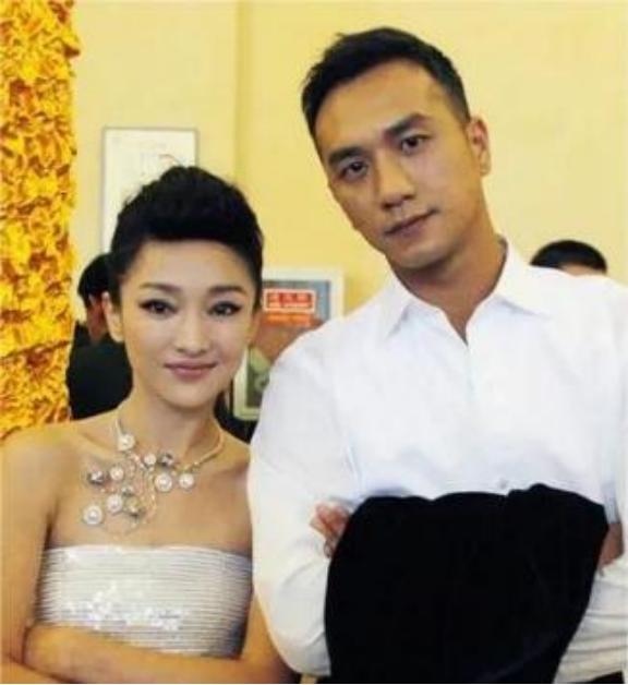 2004年，黄觉和徐静蕾恋爱，周迅劝他：“徐静蕾这个女人不简单，别被她骗了，”黄