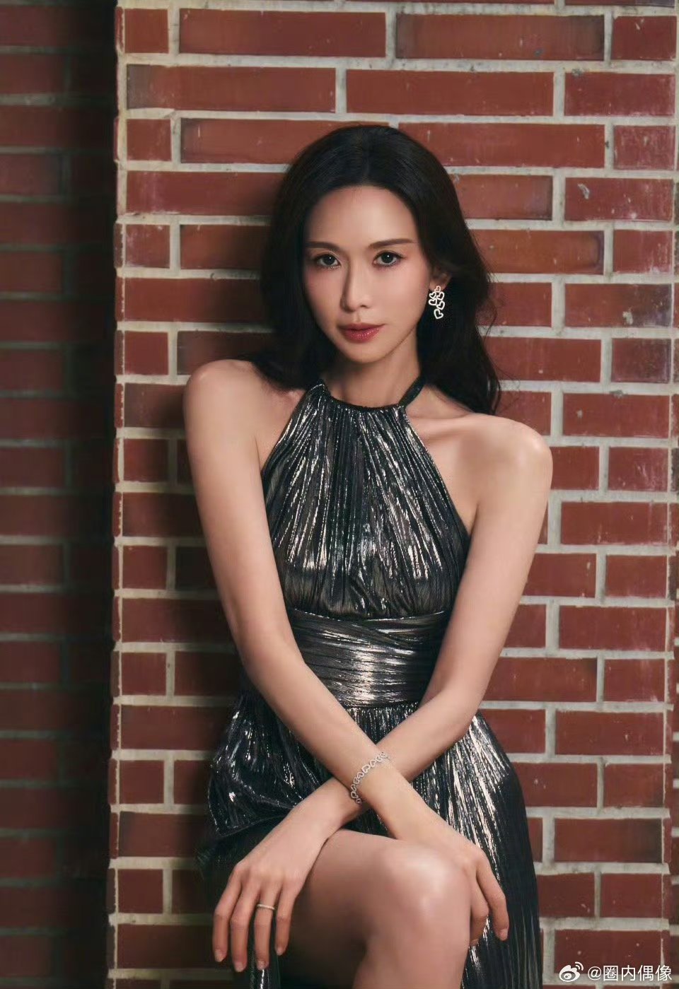 林志玲蔡卓妍在聊什么 香港马拉松现场，林志玲与蔡卓妍同框热聊，温柔与甜妹同框太养