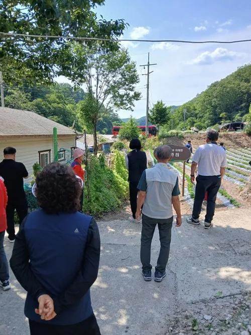 李在明故居迎来蜂拥访客，安东市紧急规划停车场与拍照区

地通马，李在明总统的故居