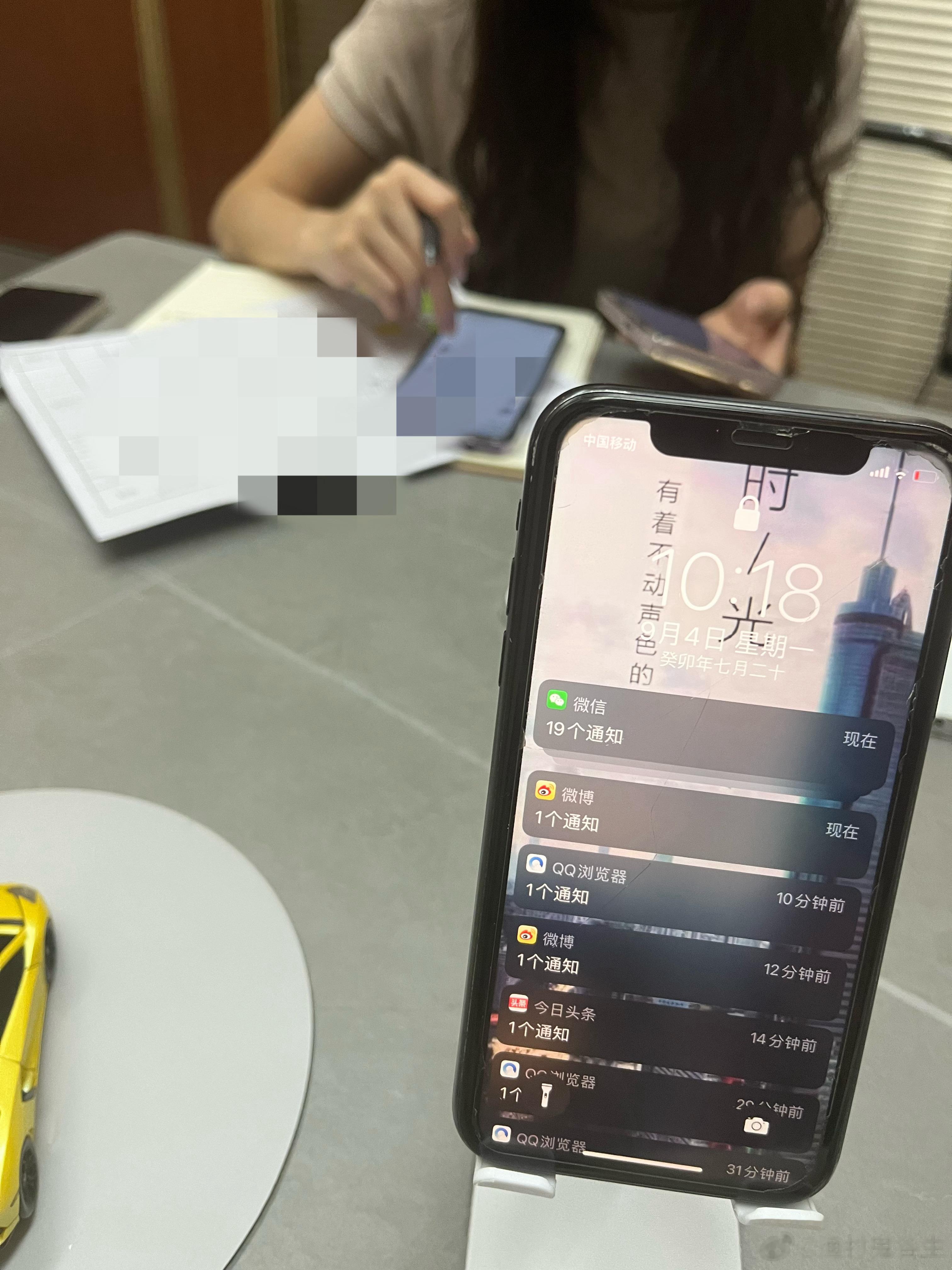 我告诉她，千万别恋爱，恋爱就会分心，一旦分心，就很难专注的把事情做好，而且也很难