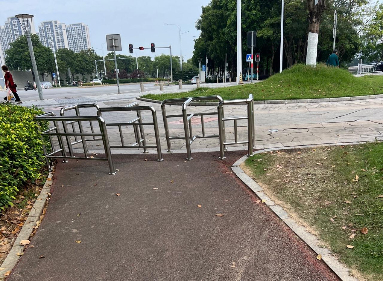 别出心裁的道路防护栏！为了阻挡摩托车进入城市休闲绿化区域，当地管理者可谓是费尽心