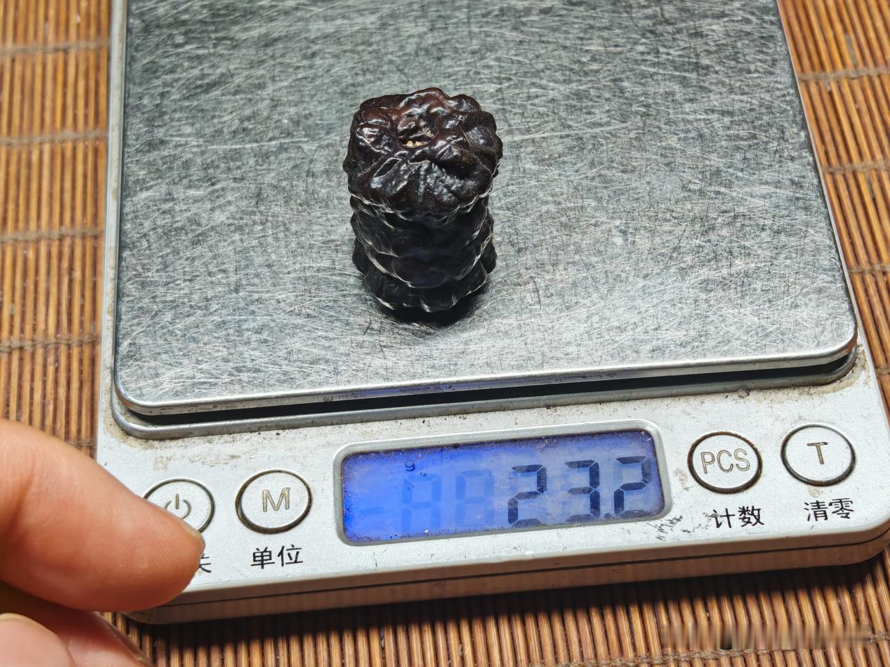 玩奇石的人目的不同，玩法也是有所不同，玩钱的人“借石生钱”，爱石的人寄情与石，玩