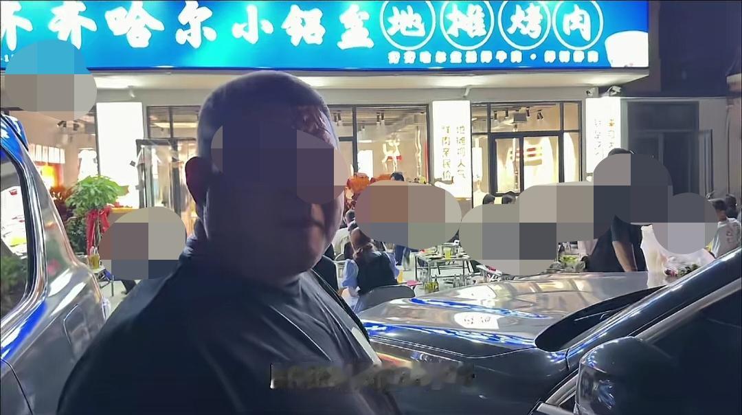 马小跳给胖哥开的烤肉店开业了却被部分网友质疑“不是老马自己开的”，因为晚上七点半