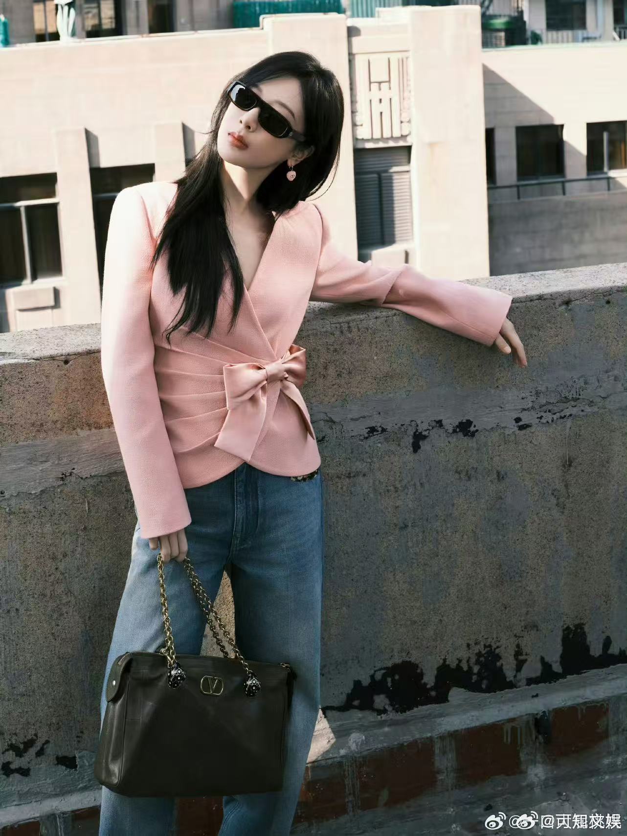 杨紫粉色蝴蝶结上衣look杨紫西装外套搭牛仔裤杨紫西装外套搭牛仔裤，不错 