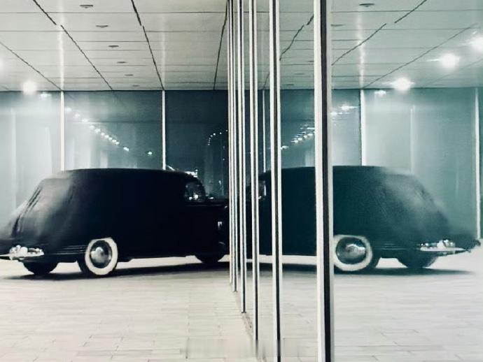 图片来自，长城总部来了台老车，看轮廓很像吉斯 110，但是后车身侧面的镀铬条跟吉