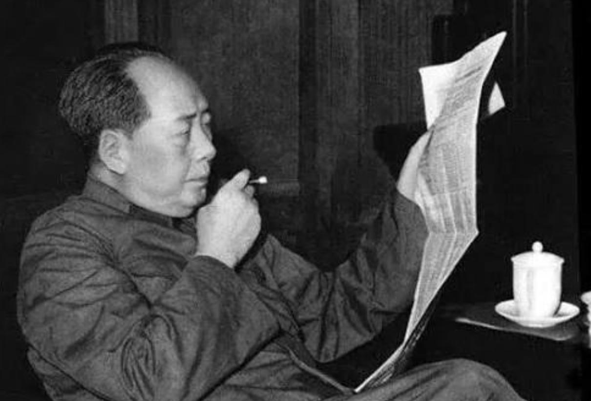 1969 年，中南海游泳池召集会议。伟人在开会时，看到了正在抽雪茄的李先念，李先