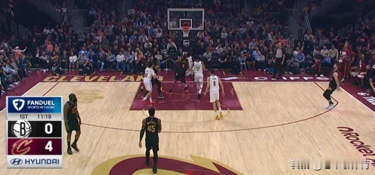 骑士再现“詹韦连线”！
今天骑士对阵篮网的比赛，莫布里宣布复出，知道他会占据一个