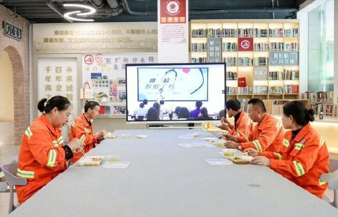 ​台州椒江海门街道城隍浦社区推出为期一年的公益行动，为户外工作者免费提供爱心午餐