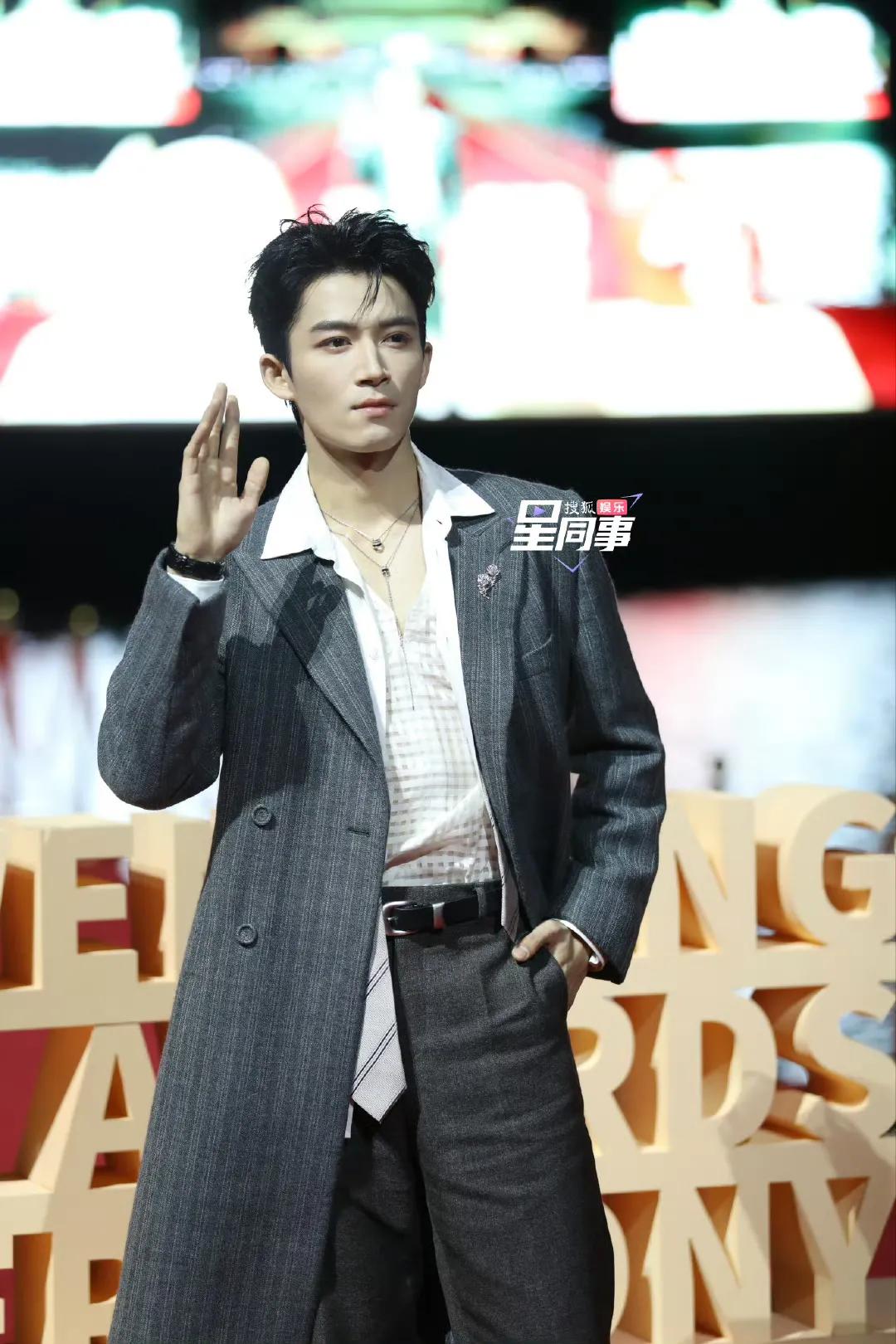王星越 文荣奖红毯☪️真是红毯360套，帅得有一套啊[酷]#文荣奖 很荣幸# #