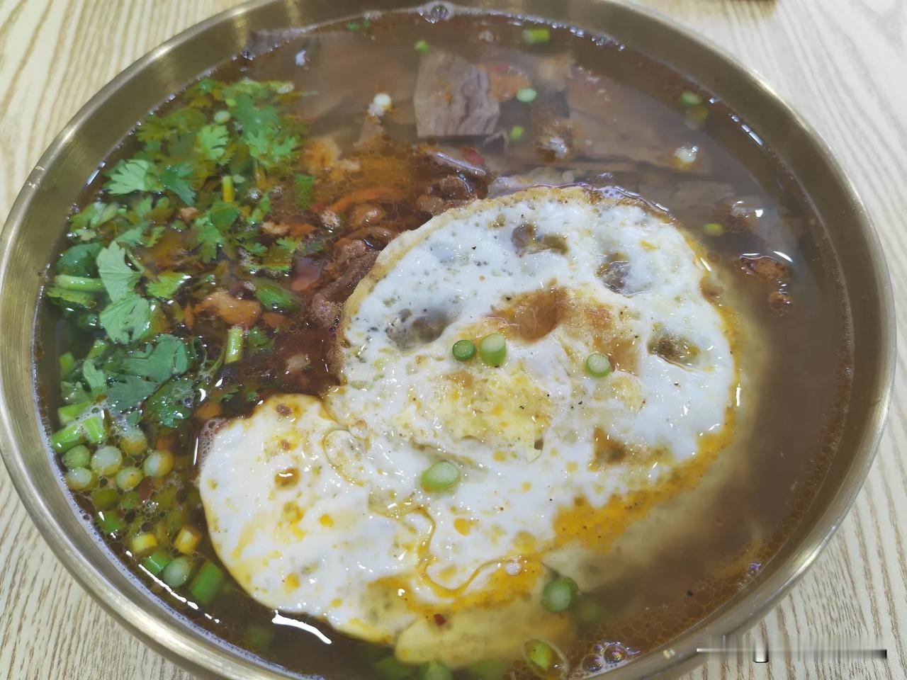  周五夜晚的治愈系：一碗米线的温暖，解馋，解饿！

周五晚上，又到嘴馋时候，尽管