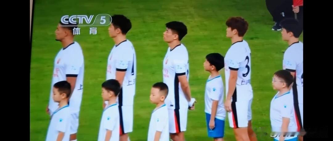 今天我是跟上海海港祝润哥哥牵手的小球童，站在球场上的我也超级光荣，希望我和哥哥一
