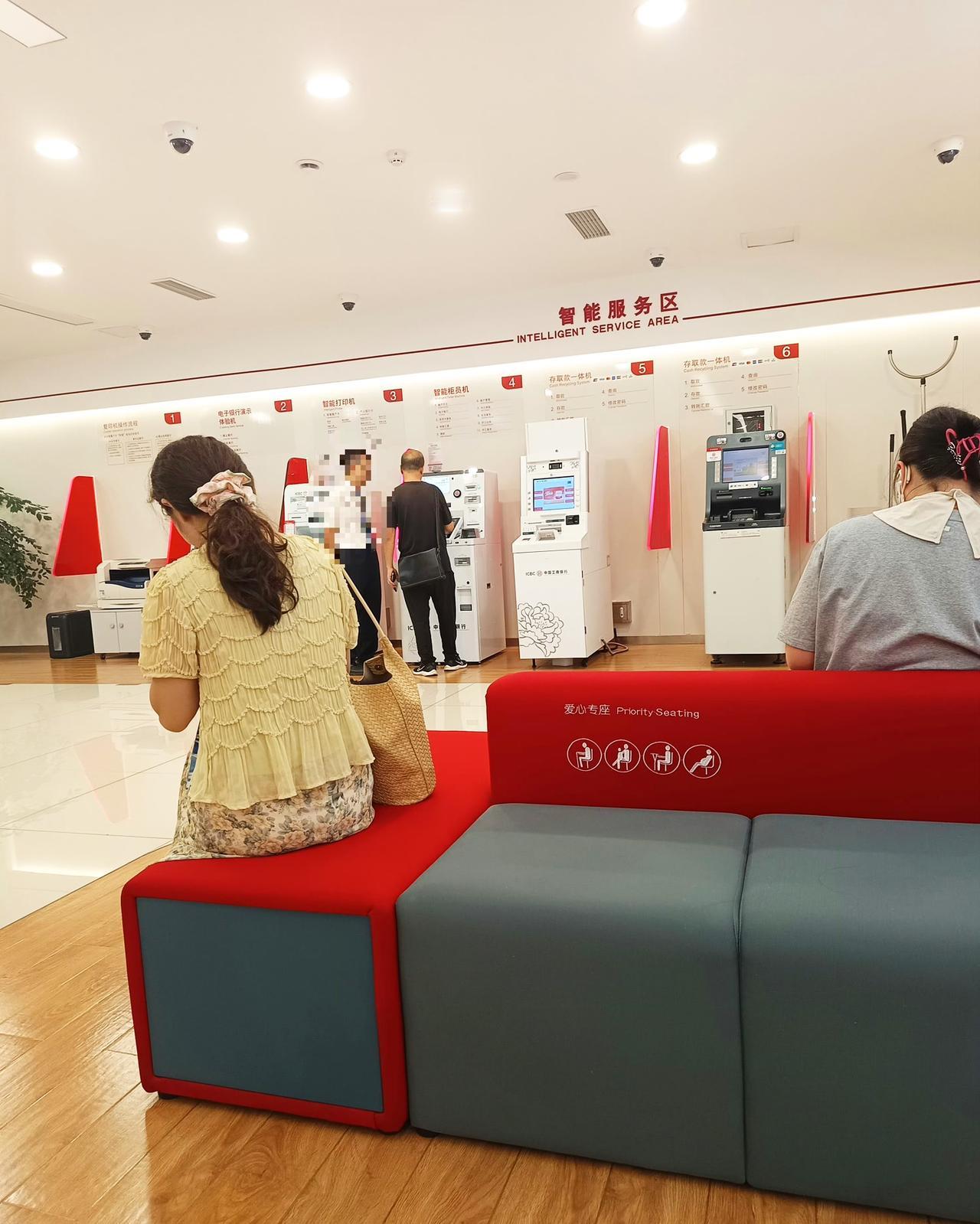 建行恩施分行试行工作日午休、12:30到14:00暂停全部人工柜面业务的公告，最