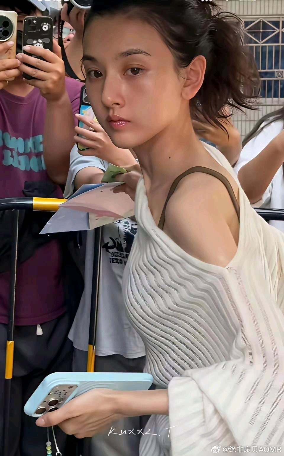 宋祖儿素颜实拍，太瘦了！只有骨感没有美 
