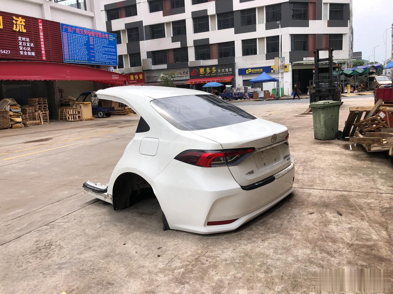 卡罗拉，车头事故报废
寻找另一半做个美女一手车！