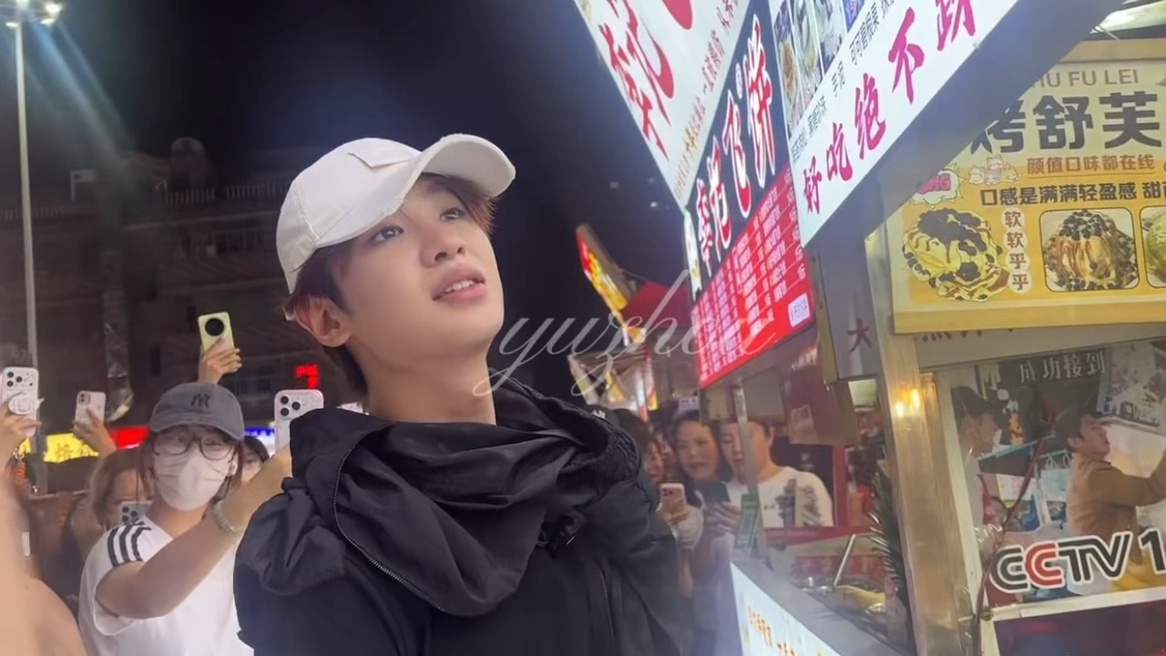 什么…你是说这是和黄明昊一起逛夜市了吗好小众的词汇偶遇黄明昊逛夜市黄明昊逛夜市深