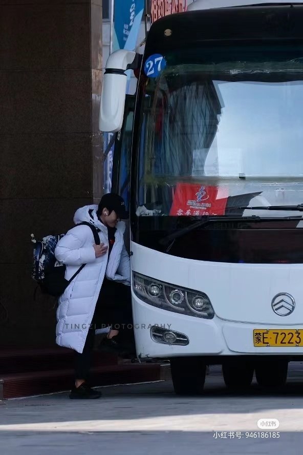 #明星都在开什么车# 粉丝拍到坐大巴的林孝埈。加油，好好准备世锦赛。 ​​​