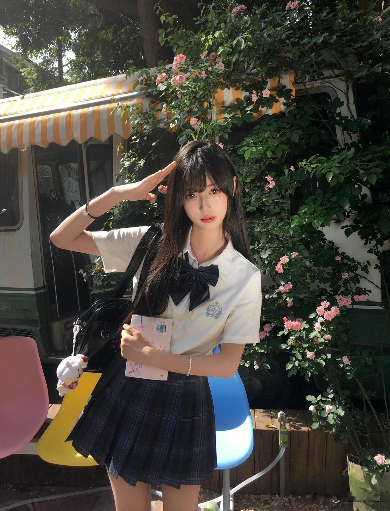 青春洋溢的校园少女，阳光下的甜美瞬间