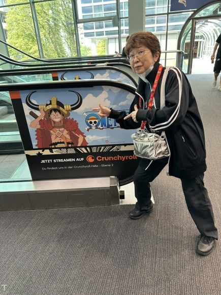 海贼王 【本田快讯】        路飞和配音演员田中真弓在德国参加活动近照。海