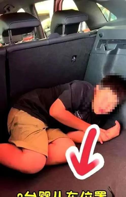 一点都不心疼这大孙子，9岁亲儿子被塞后备箱！车坐不下老人可以不去，但不能这样对待