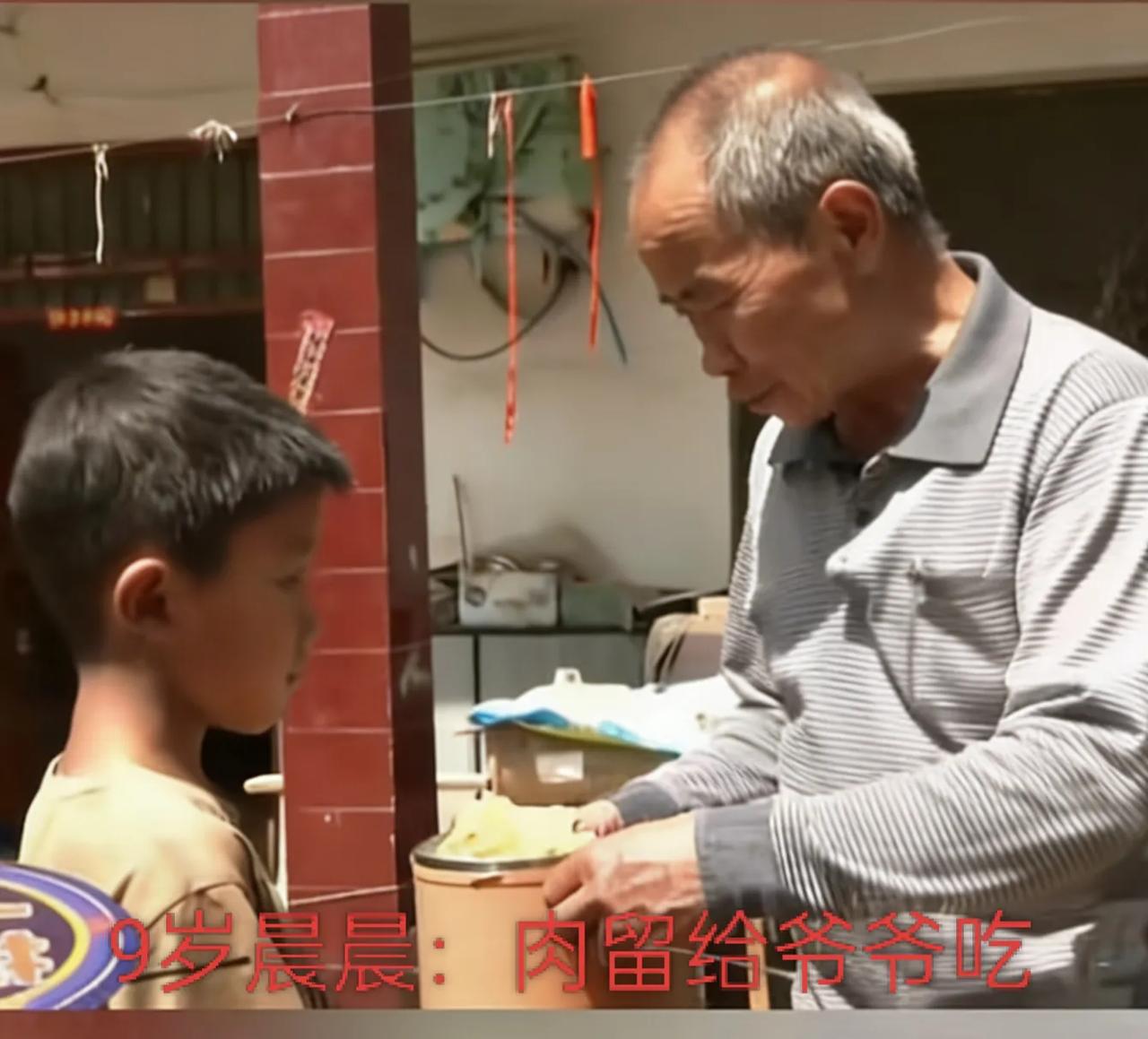 不是天生懂事，是生活逼着他快速长大
 看哭无数人的周口9岁男孩，藏起的不只是一块