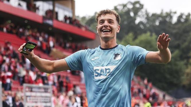 西班牙媒体《世界体育报》援引德国天空体育的消息称，西甲的巴塞罗那对德甲霍芬海姆的