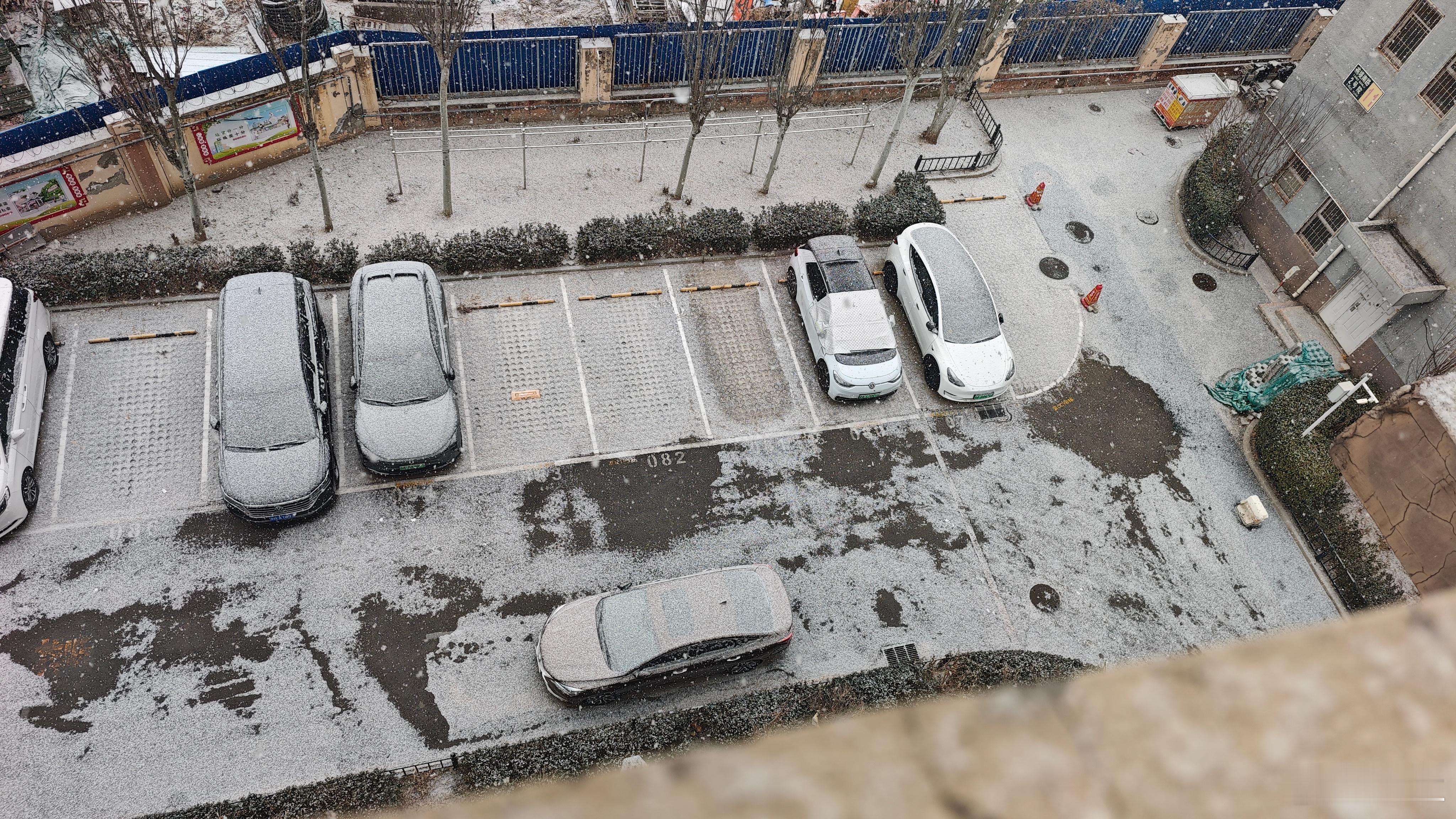 北京下雪 下的还不小，大家出行注意安全。看这个架势，估计要下段儿时间，正好周末，