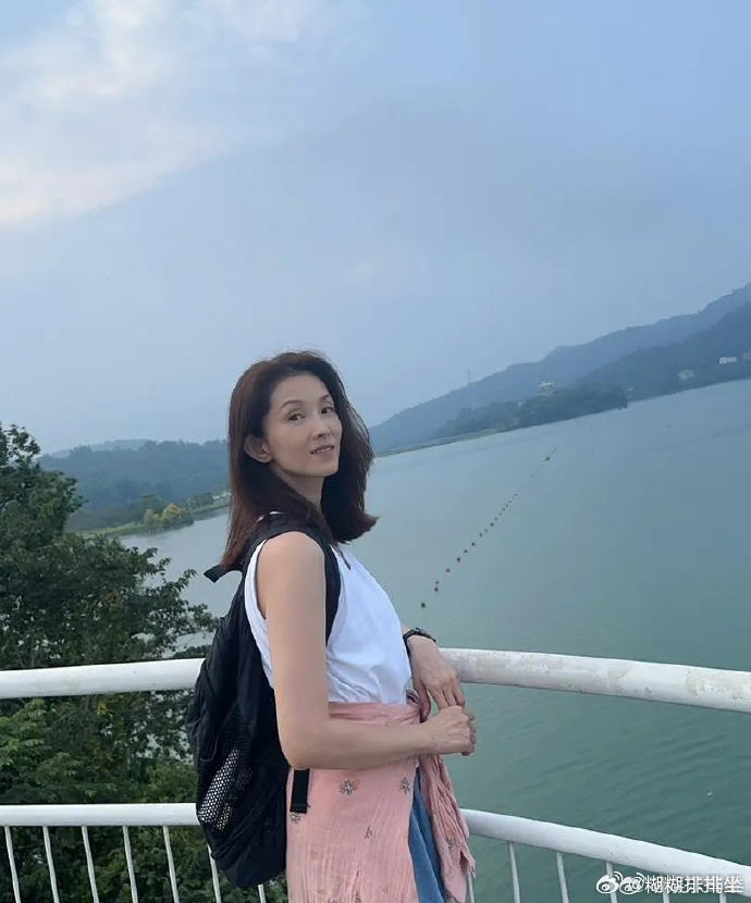 她的颜值在香港电影中属于顶级水平。已经54岁了，依然单身，真的是浪费了她的好基因