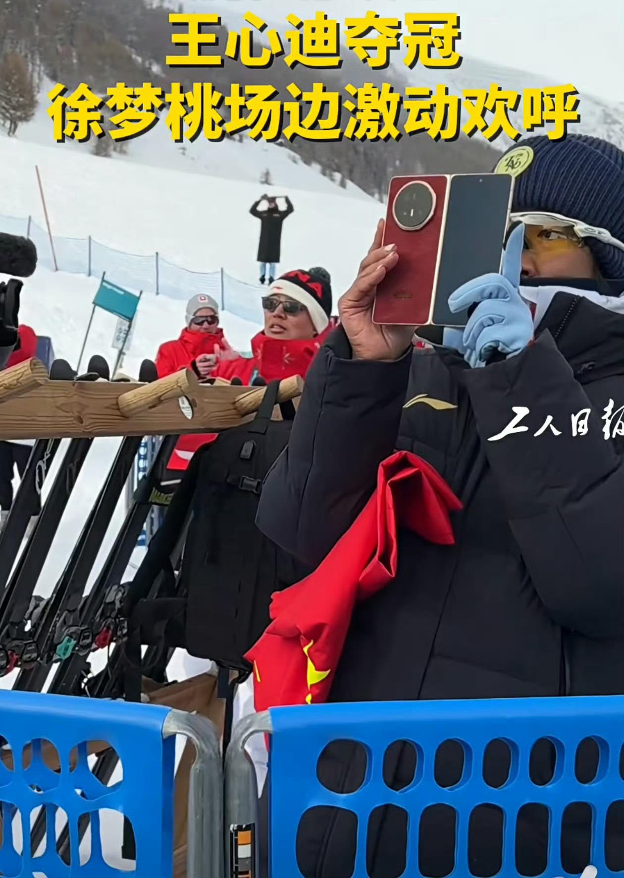 这是荣耀 MagicV6 的红色，这外屏出厂就贴了 AR 膜么？看着这么黑。这色