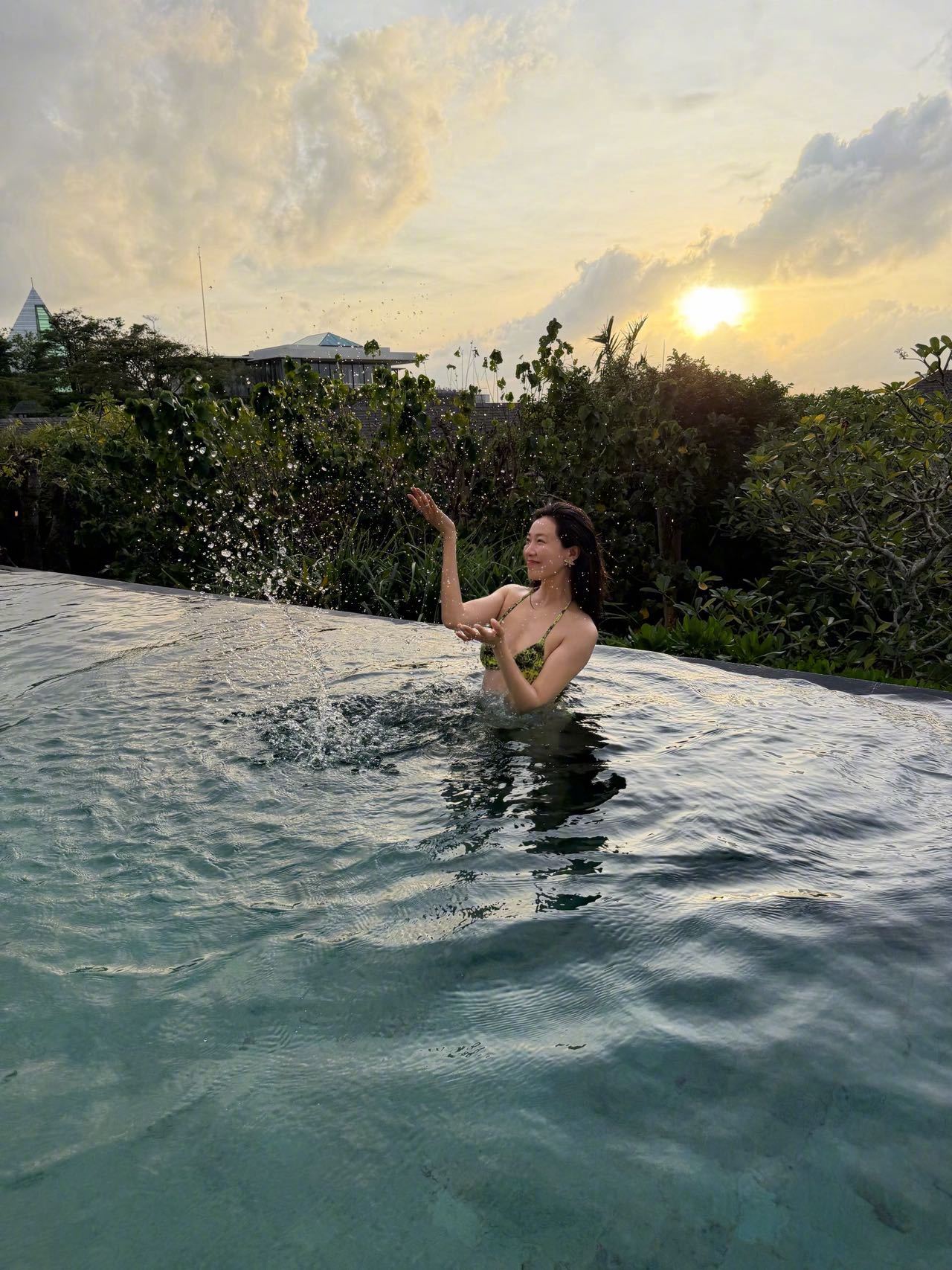 菅纫姿晒比基尼照 清新自然、元气满满，阳光与海风都藏不住的舒展气质，自信健康女孩