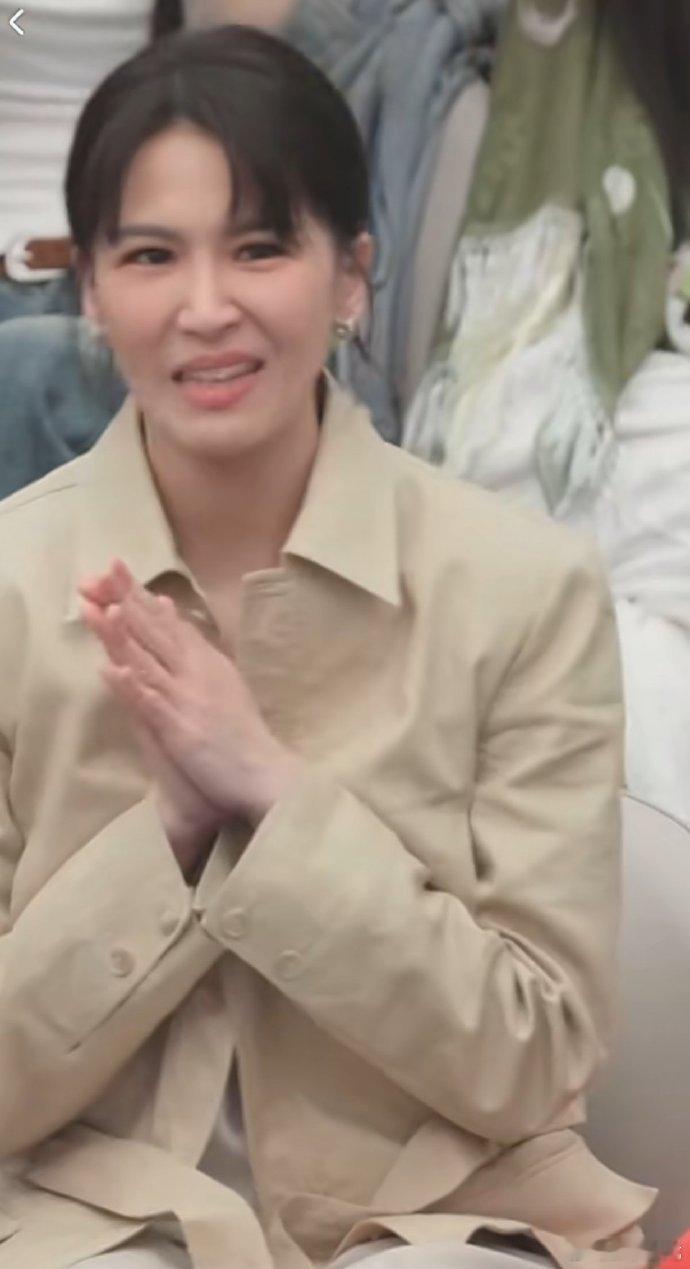 曾沛慈re心愿便利贴曾沛慈看舞台这一脸震惊又好笑的样子，精准拿捏我追剧时的状态乘