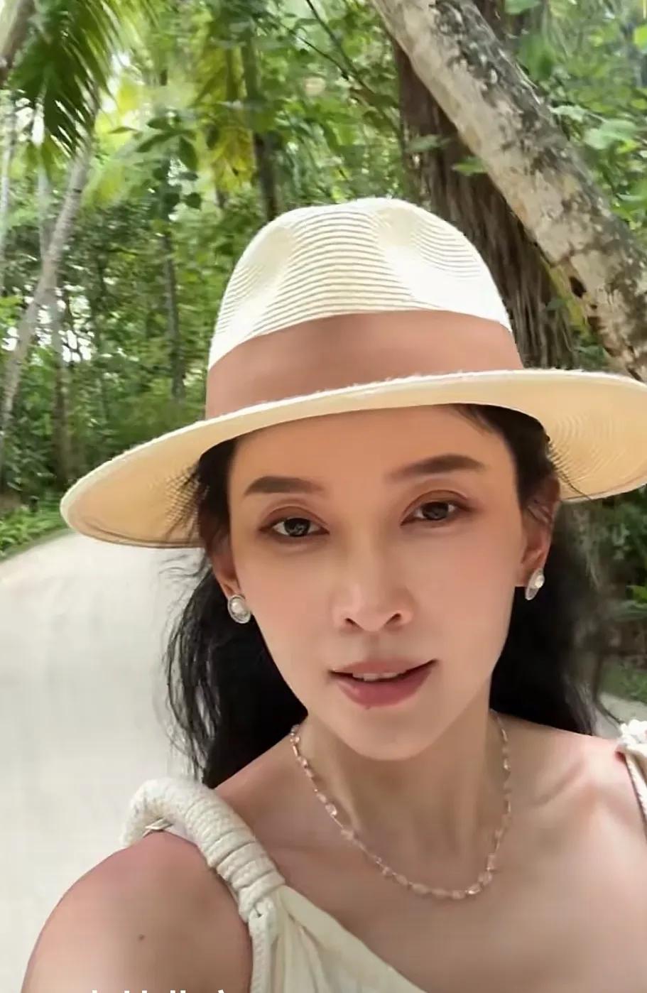 作为大家都很感兴趣的两位美女，近日又有机会媲美了。

这是34岁的森林北，和45