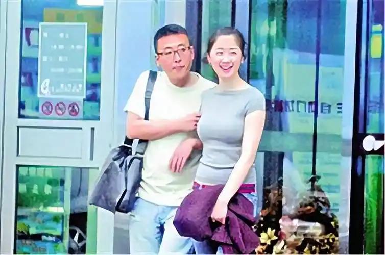 59岁窦文涛回忆被初恋抛弃当时"心脏很疼"失恋带来的痛苦让他难以释怀。 
 
2