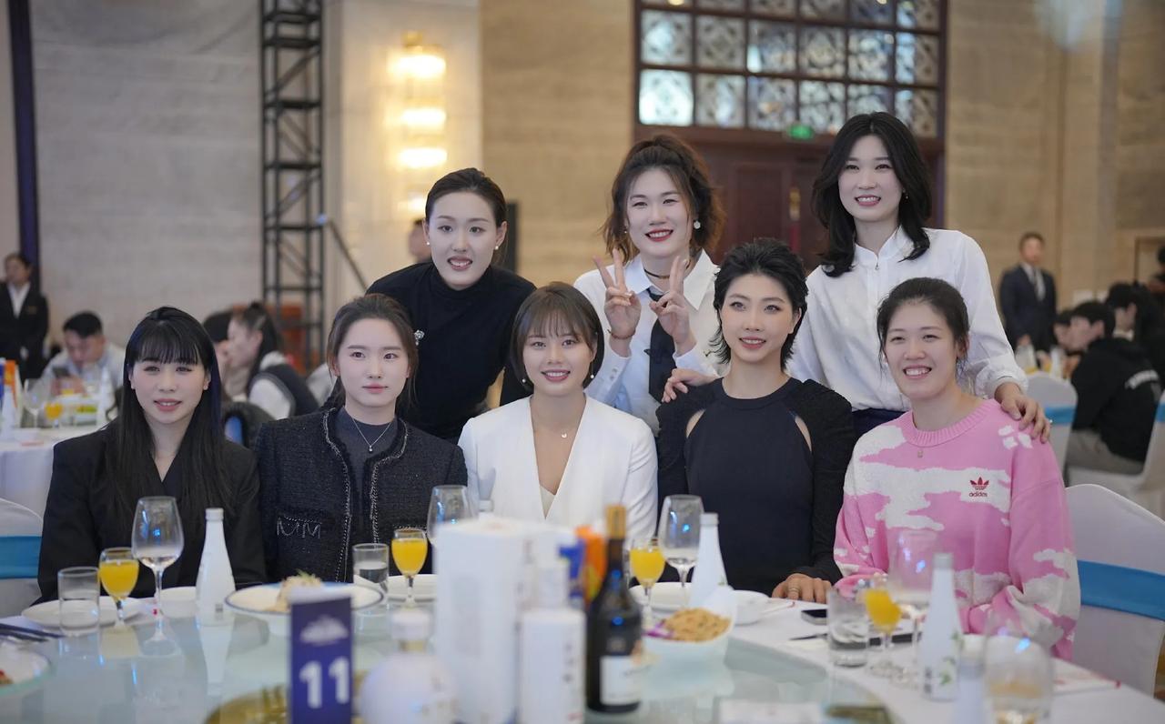 [送自己一朵花]女排全明星晚宴上，女排姑娘争奇斗艳～
图一，女排姑娘在全明星晚宴