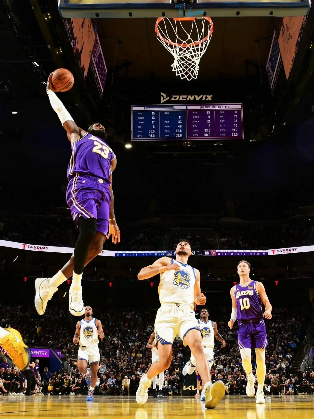 斯玛特终于复出！这位"刚哥"的防守硬度，是湖人急需的拼图。但肯纳德左手轻伤出战成