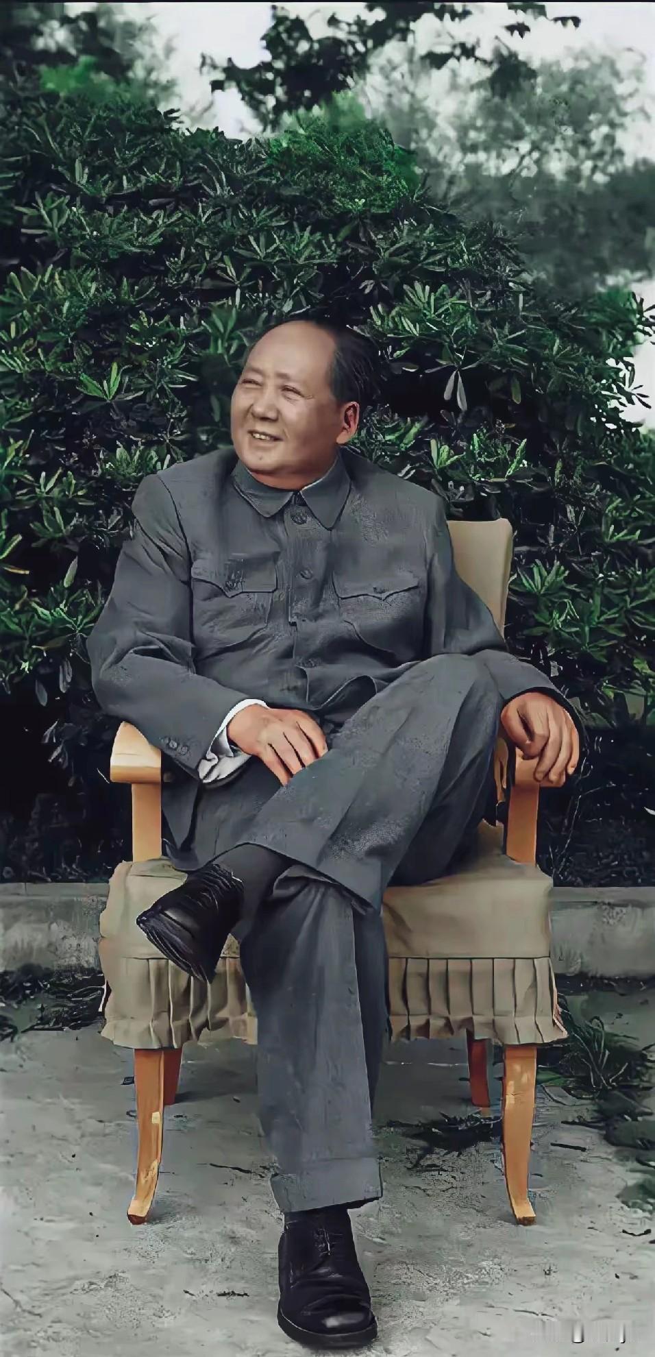 伟大领袖，
谈笑古今，
胸怀天下，
光明磊落，
无往不胜！