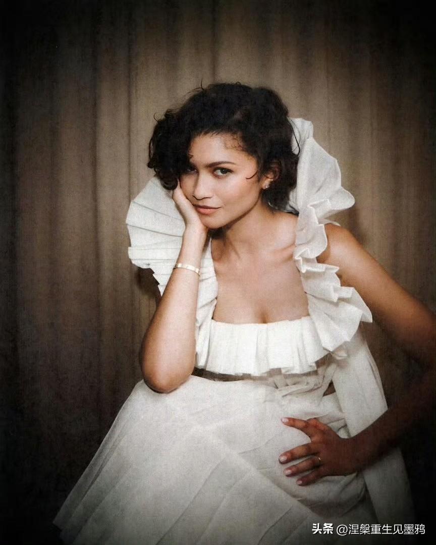赞达亚x《爱情抓马》宣传照，柔光衬着短卷发的柔和弧度，米白褶皱礼裙衬出赞达亚舒展