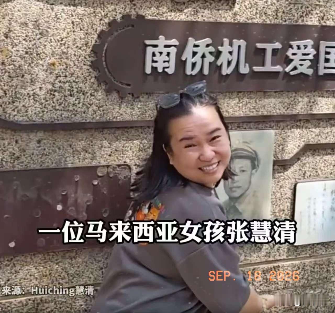 看哭了！马来西亚一名女子到昆明旅游，逛到新闻南路，看见一面墙。墙上刻着很多老照片