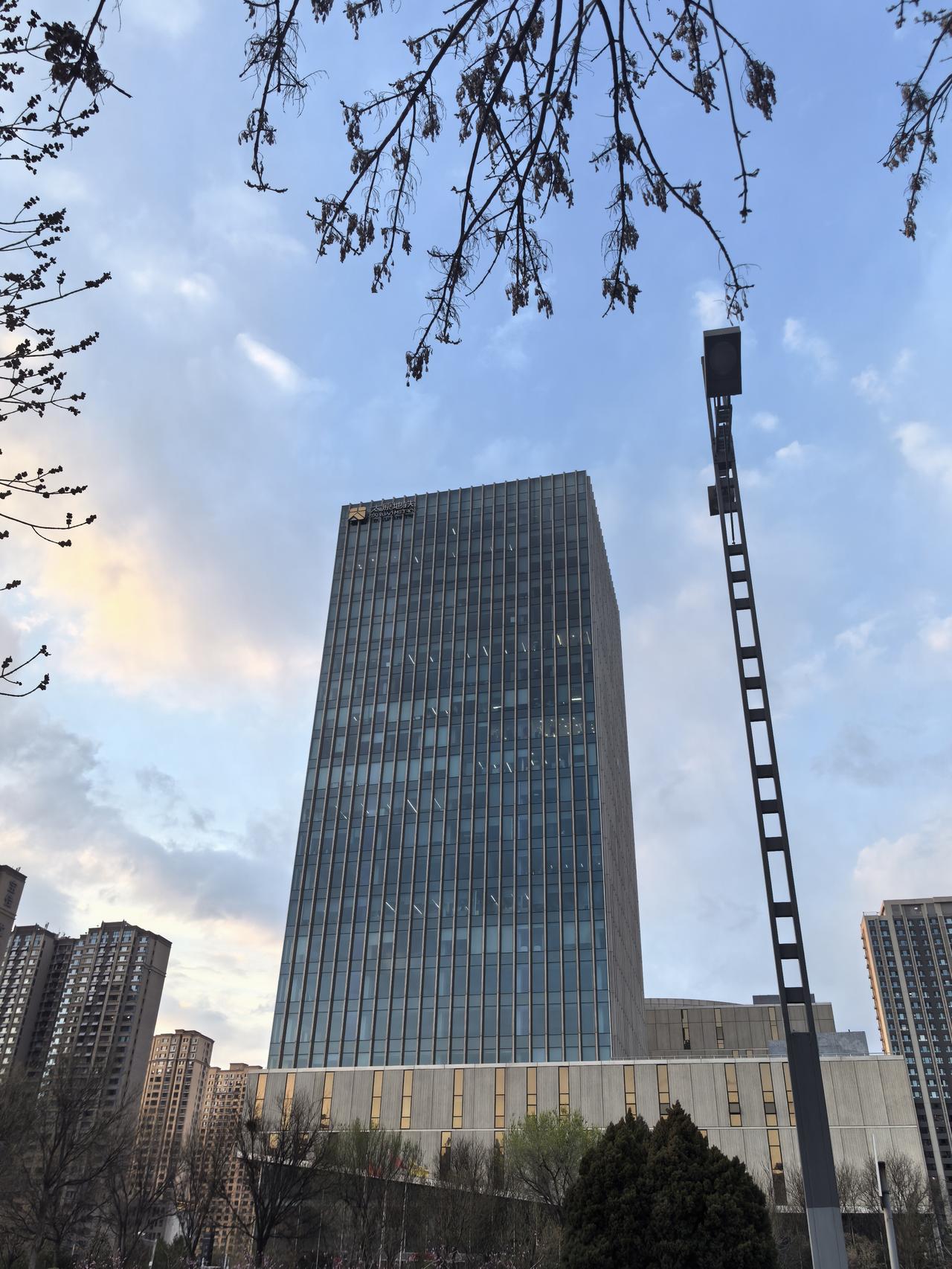 太原市龙城大街龙城公园附近，一栋巍峨高耸的建筑直插云霄，在蓝天白云的映衬下，显得