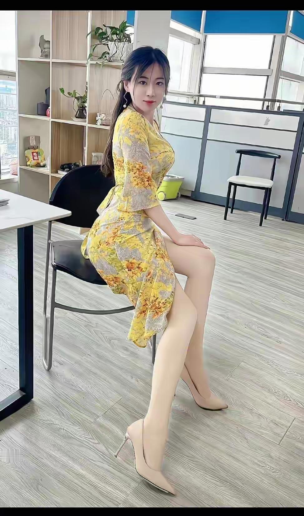 优雅气质，时尚穿搭，自信满满！上班时尚穿搭如何更显美丽？ 连衣裙的配色如何挑选?