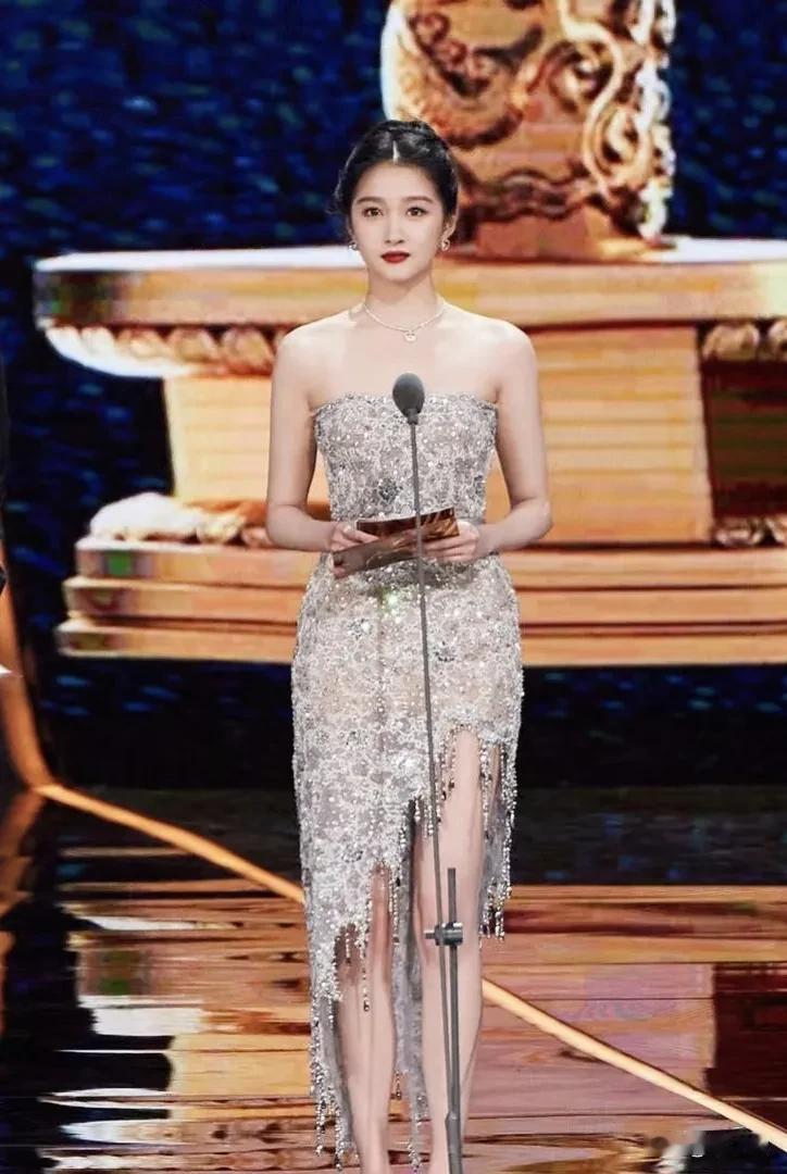 关晓彤的路人缘为什么如此的好，因为她小时候演的几部剧很好，因此她给观众们留下了非