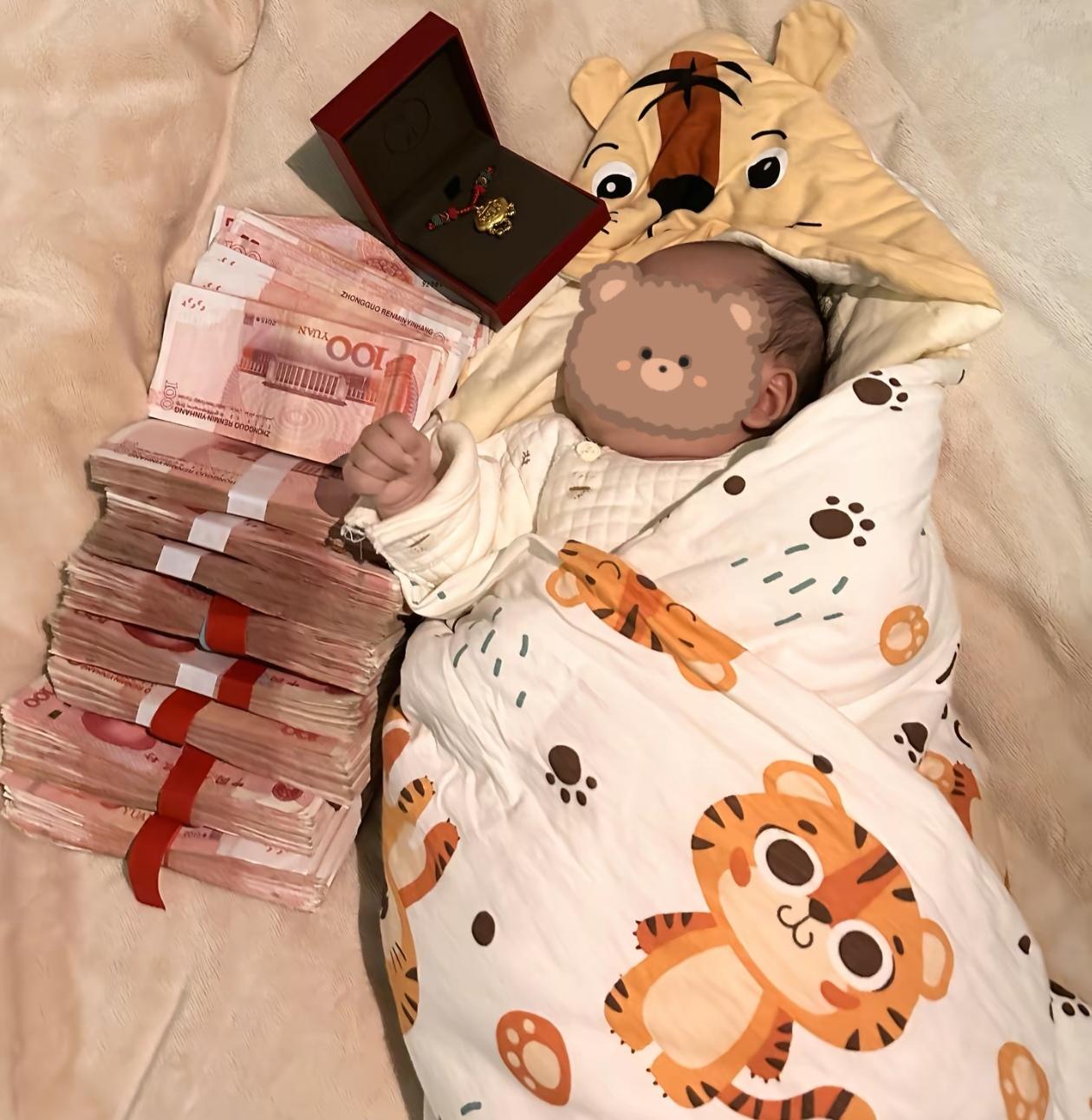 儿子刚出生就收到两份大礼：外公外婆8.8万红包，爷爷奶奶包揽酒席，有人说这是娘家