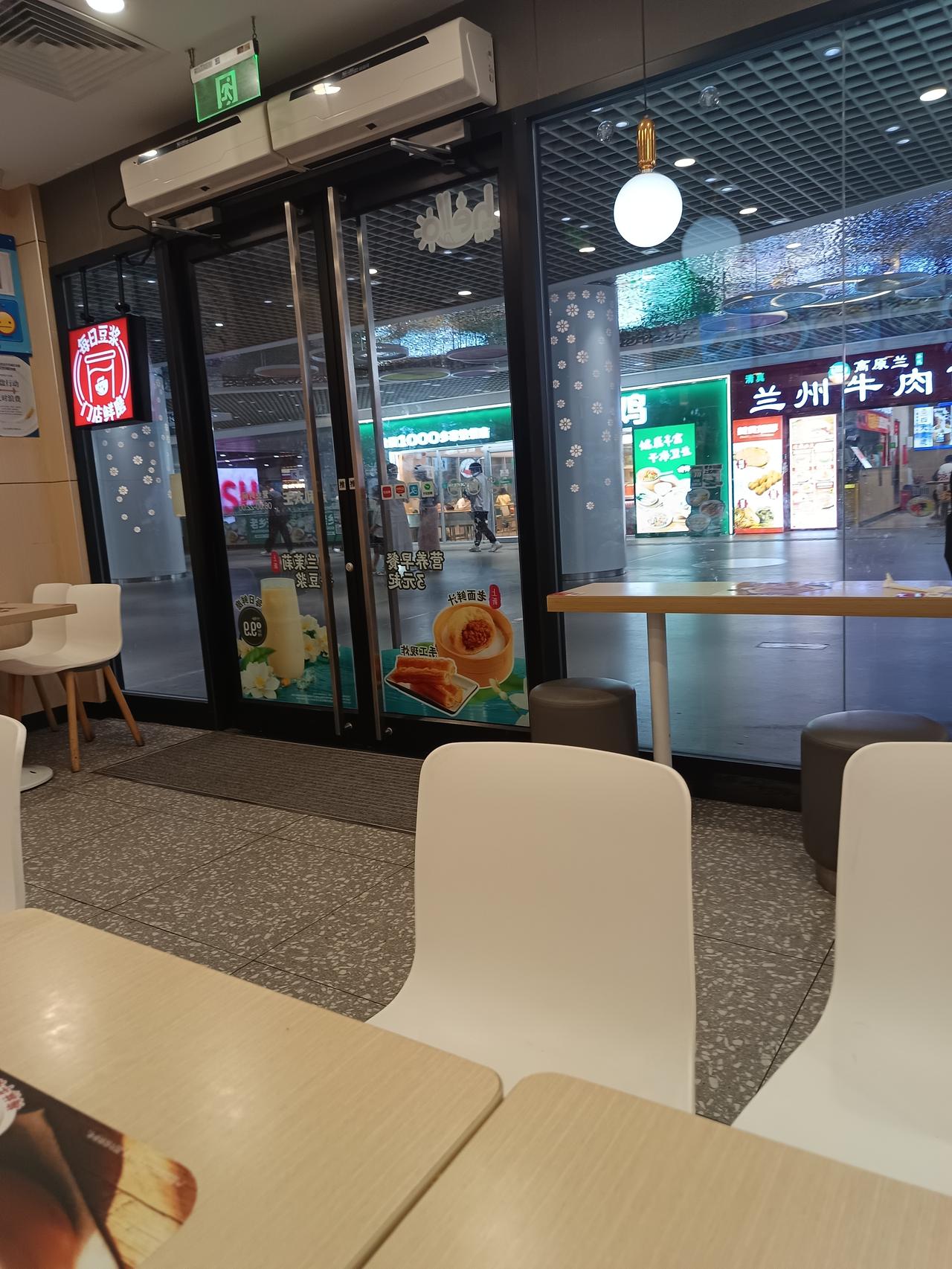 逛上海两天，满眼人山人海，为啥几乎听不到上海话？
       来上海游玩这两天