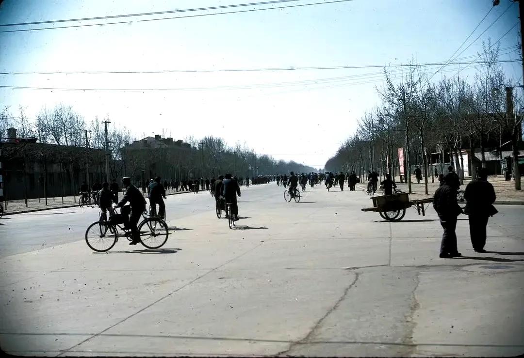 1972年4月，唐山新华路街景。图二能看到巨幅的毛主席语录。 ​