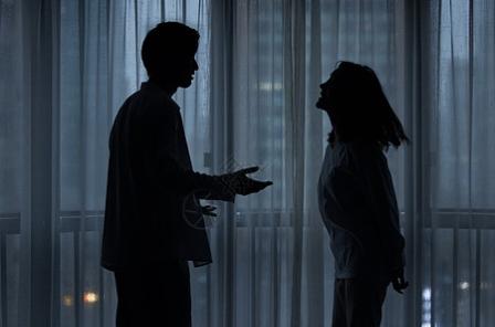 安徽一男子没和老婆商量就接来公婆，老婆当着老人面扇了丈夫三耳光，丈夫报警后老婆被