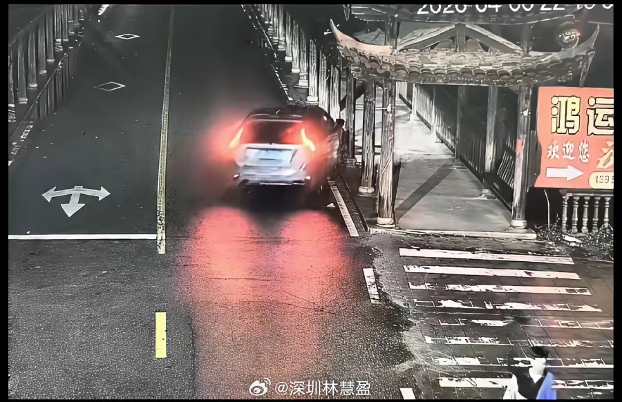福建长汀坠河车祸，实在看不懂！转弯车速那么慢，硬是直接撞向河边木亭一排木柱子，又