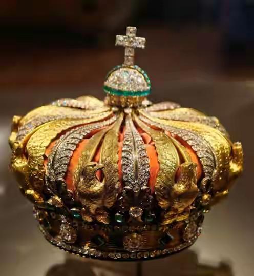 光天化日之下，卢浮宫被抢了。
就在10月19日上午，四名蒙面劫匪开着卡车，直接摸