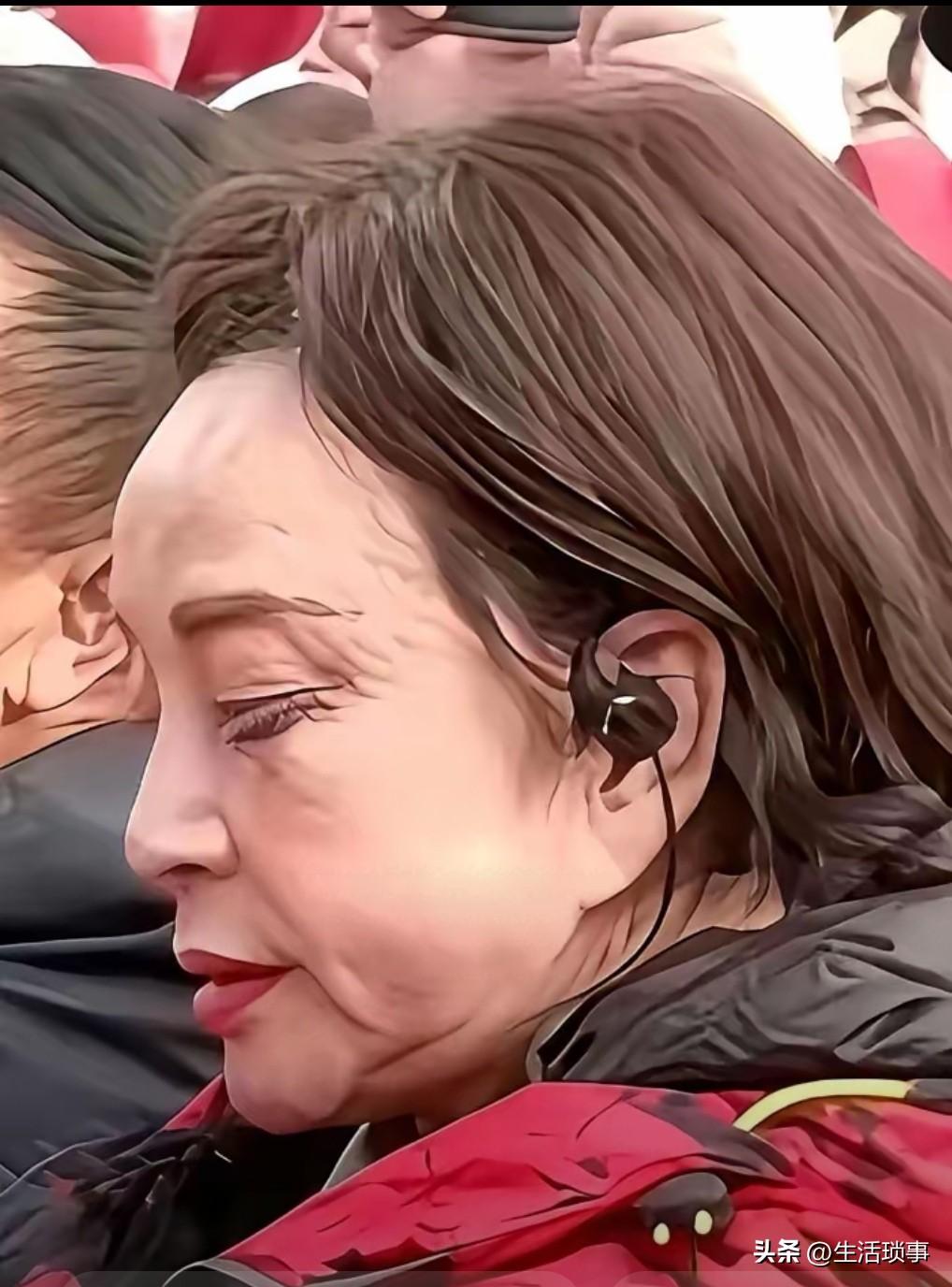 真猜不出来，这到底是哪位“少女”
……
今天，看到了这张素颜照
才发现滤镜太美