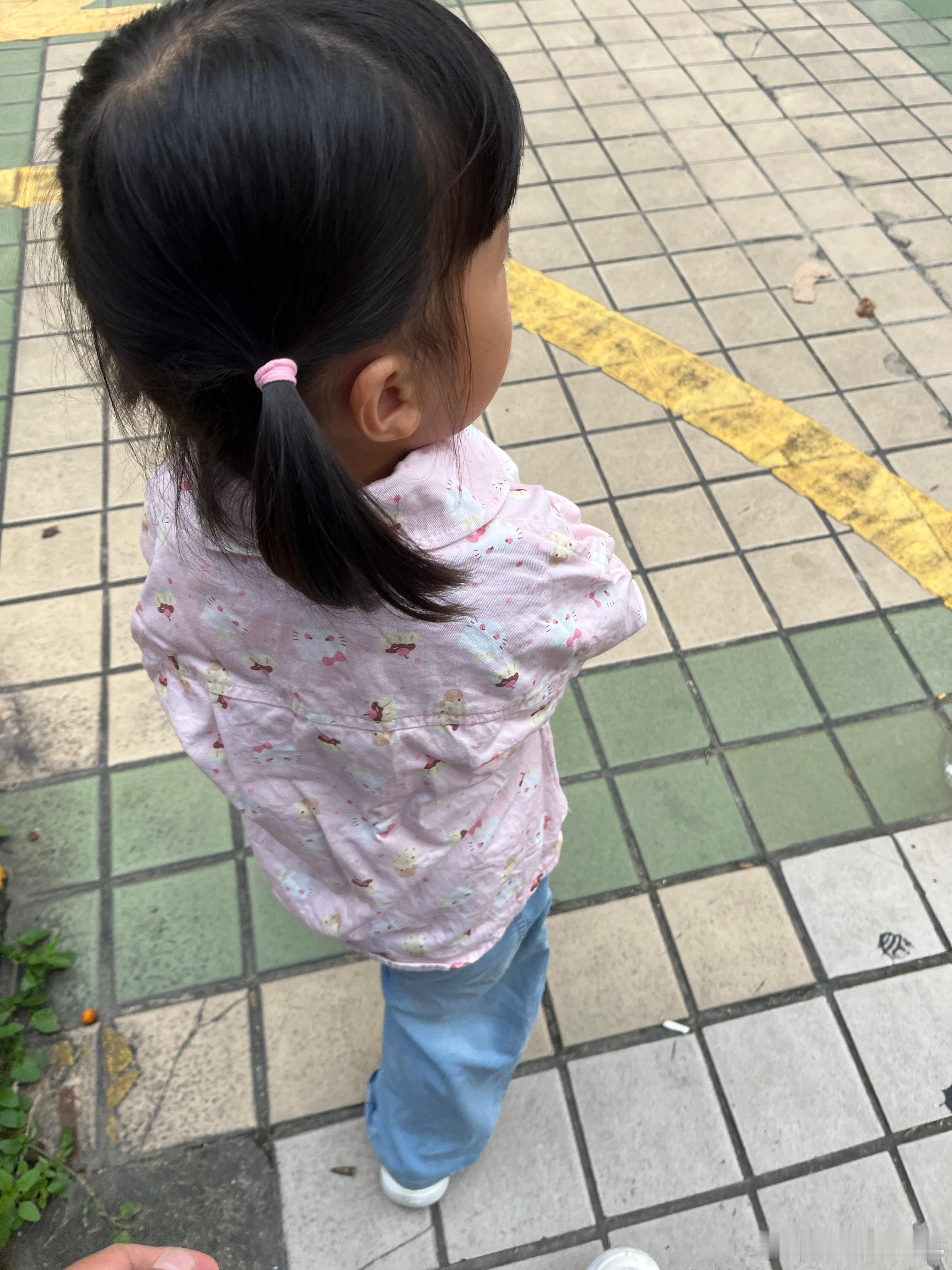 昨天放学，说她不哭了，很勇敢。今天早上有点冷，柠宝说要穿外套，起风了，加上下雨的