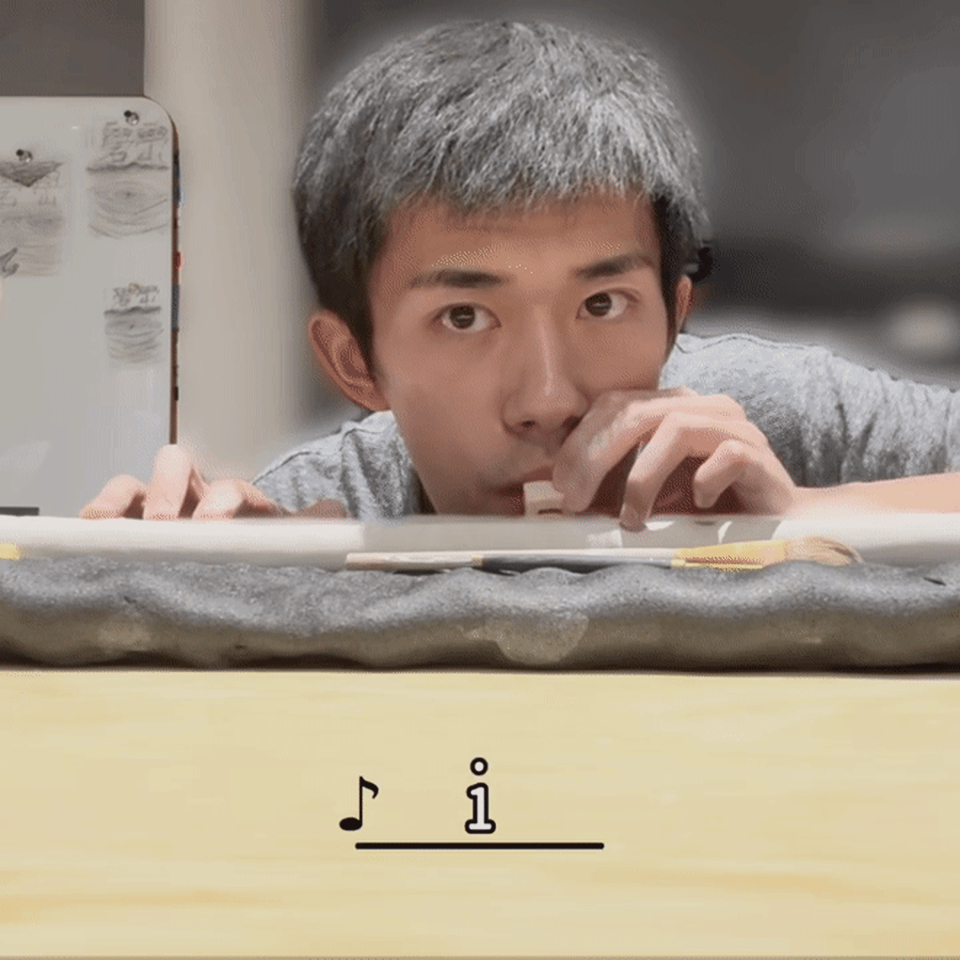 易烊千玺易烊千玺唱了划火柴 易烊千玺被自己的笛子攻击👊🏻.gif 